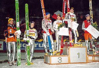 Autor: Maja Czepek
Opis: Zawody w skokach narciarskich World Cup Fallun - wrczenie nagrd i medali